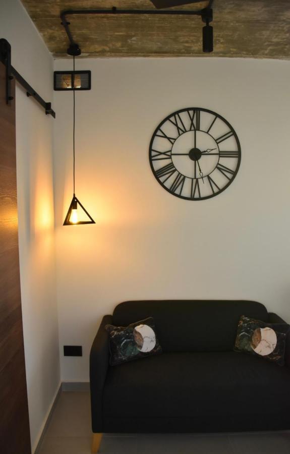 Chic Penthouse Industrial-Style Apartment Mosta Ngoại thất bức ảnh